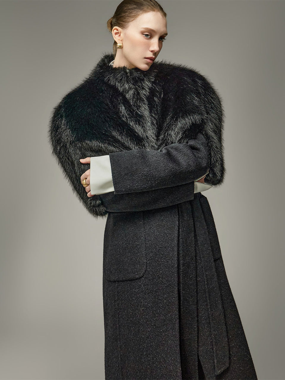 J3352 Voluminous Fur Cape