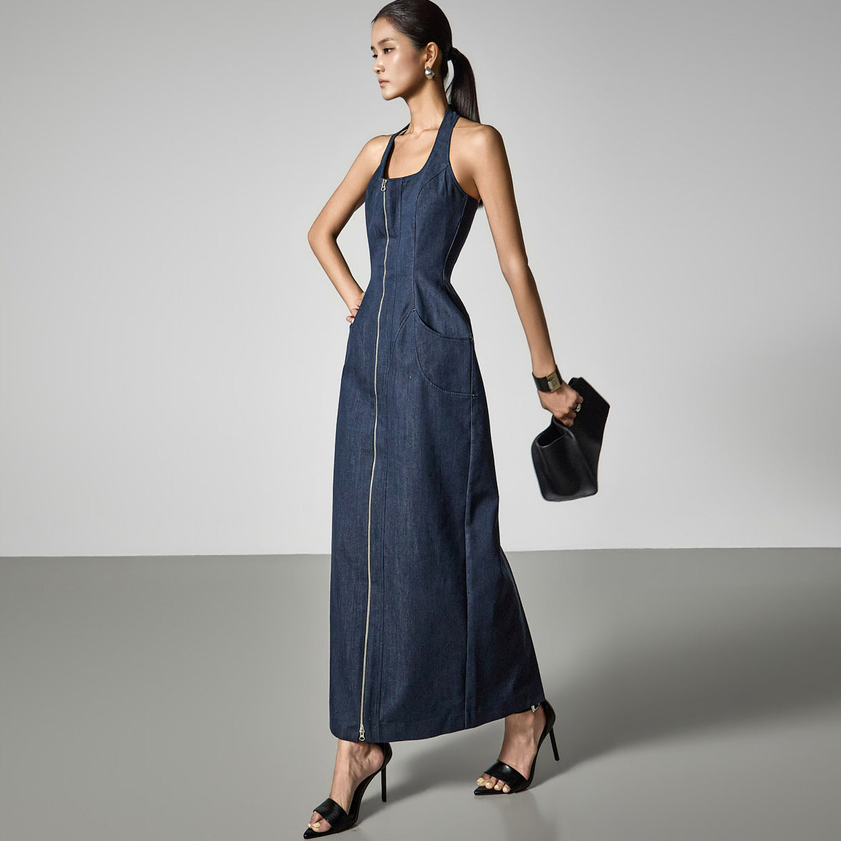 D9622 Front Zipper Halterneck Dress