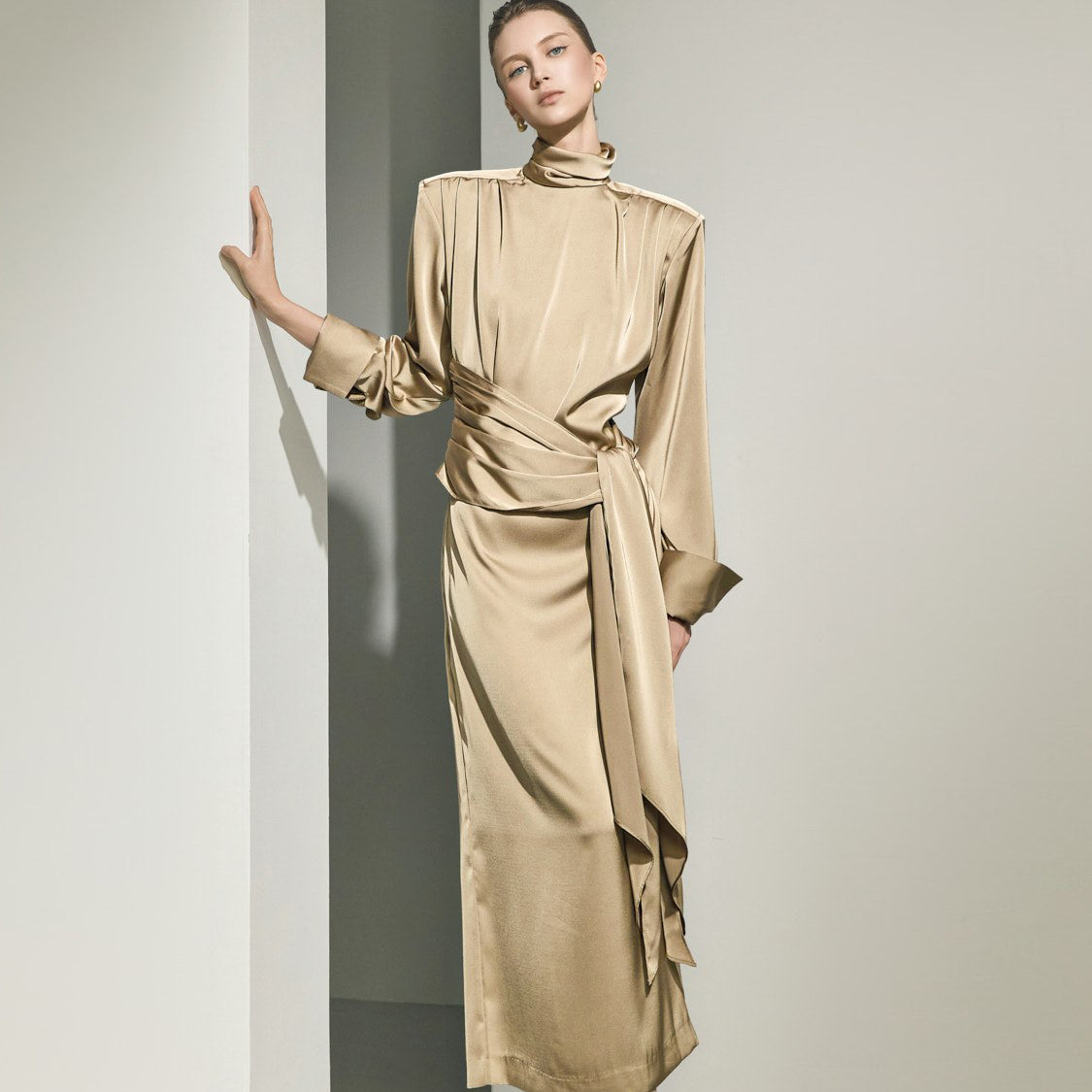 D9639 High-Neck Tie Dress