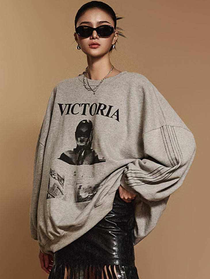 E3553 プリントスウェットシャツ