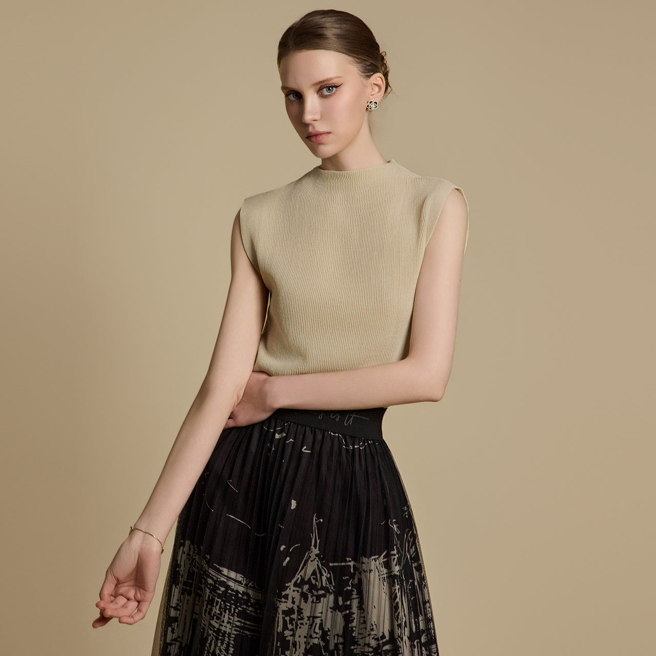 E3786 モックネックノースリーブトップス