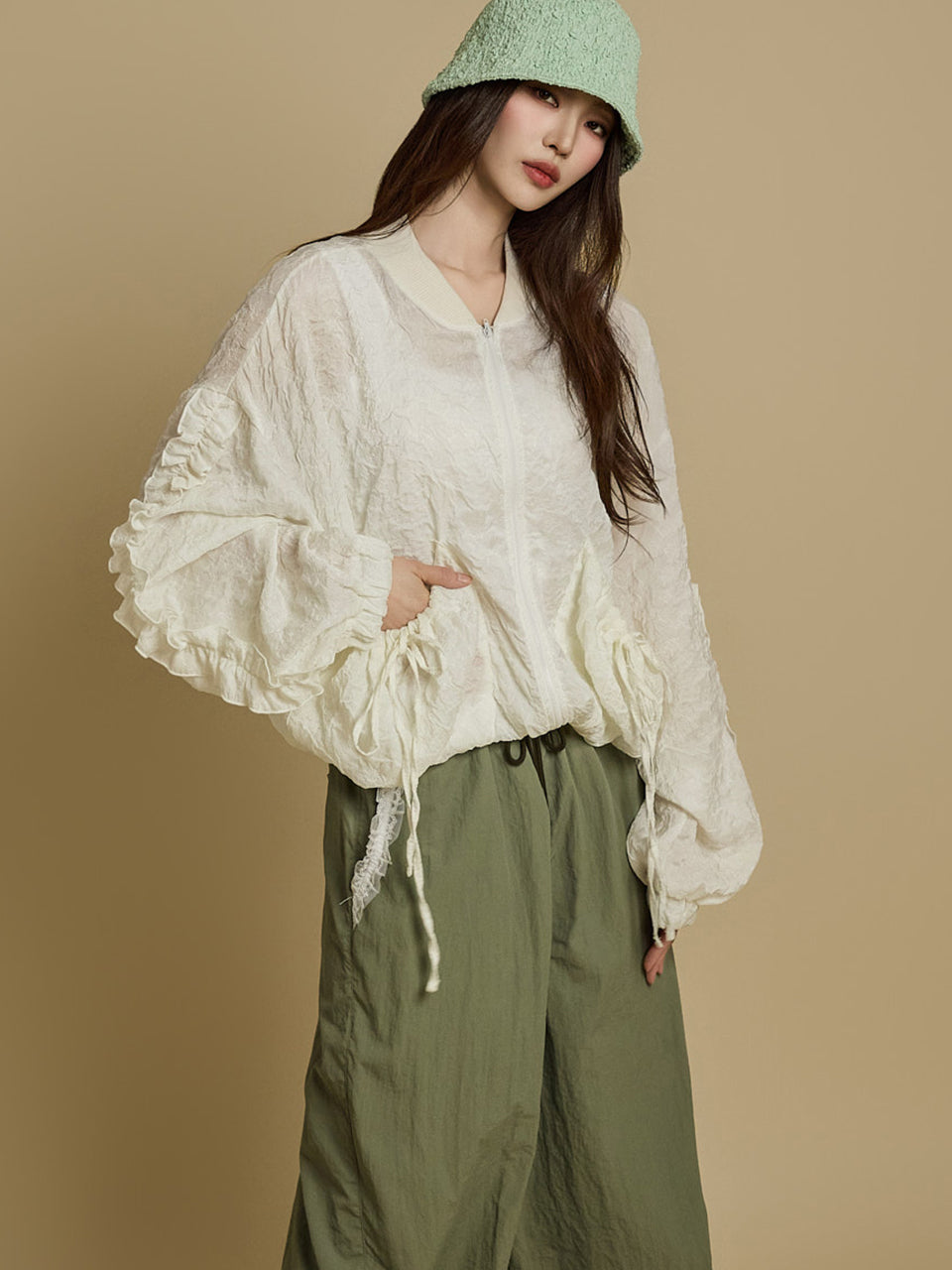 J2718 フリルジップアップジャケット