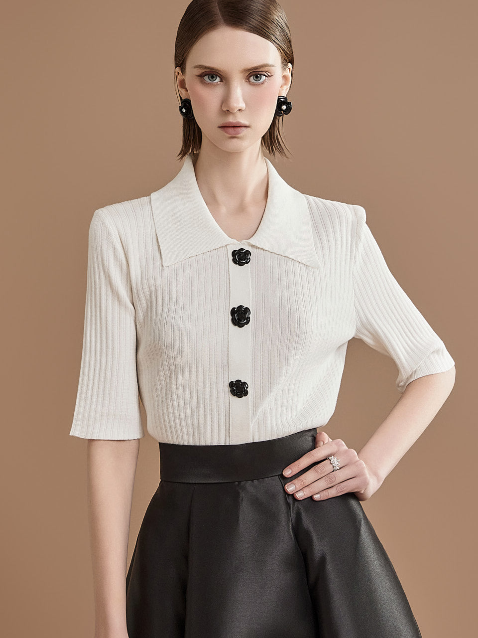 E3324 ボタンカラーニット