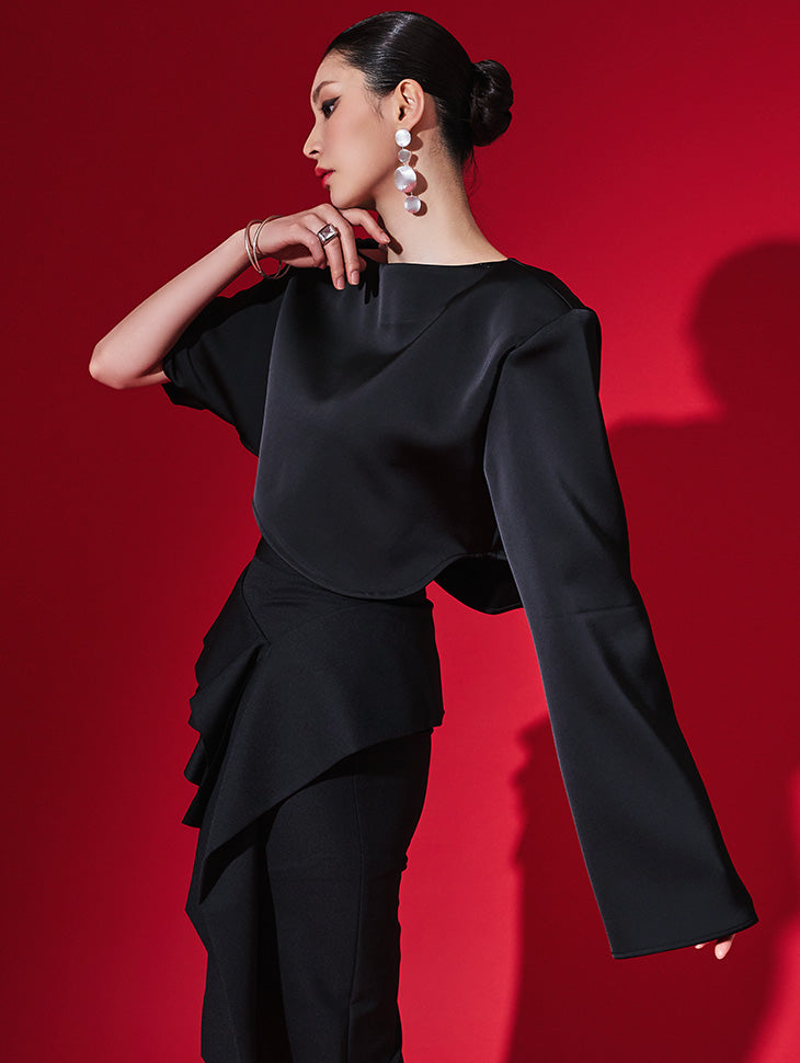 B9149 ボートネックアシンメトリースリーブクロップブラウス