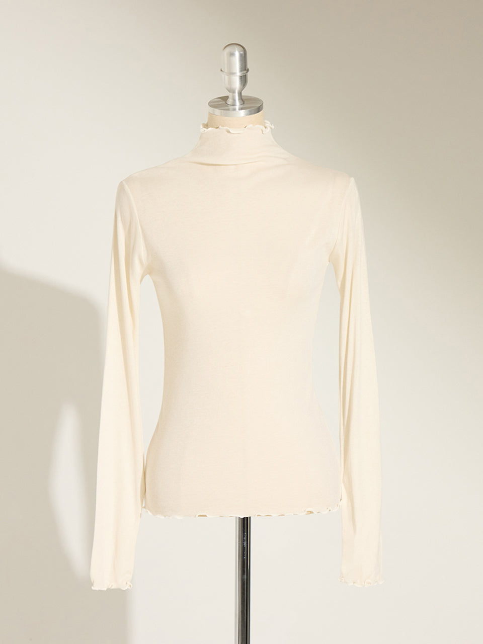 E3581 フリルモックネックトップス